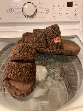 Cozy Viral Brown Fuzzy Slide Sandals